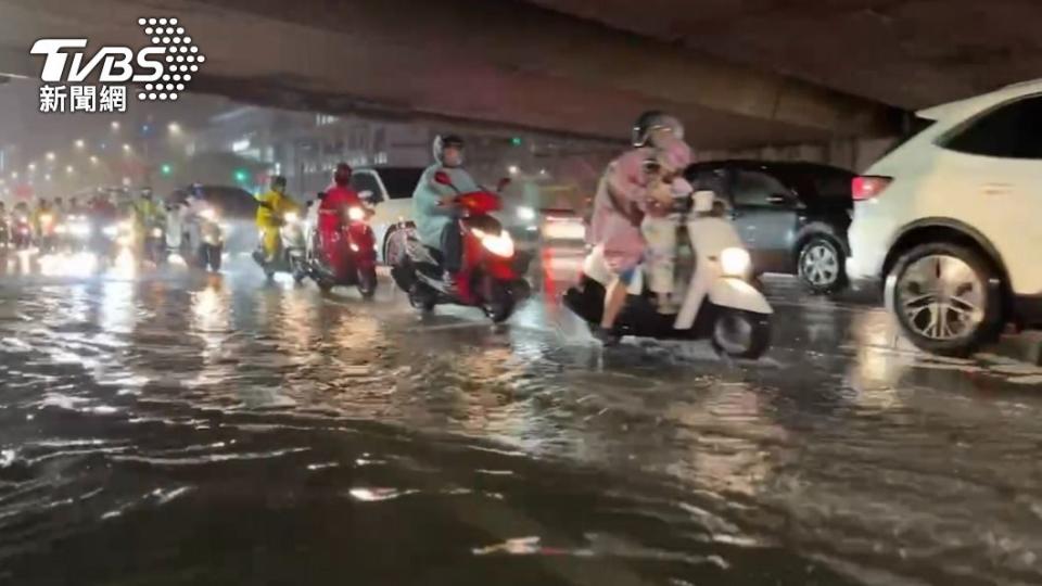 中正交流道也傳出淹水災情。（圖／TVBS）