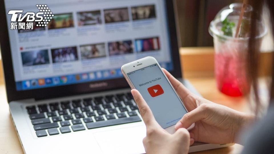 國中生透過YouTube學習如何自製鞭炮。（示意圖／shutterstock達志影像）