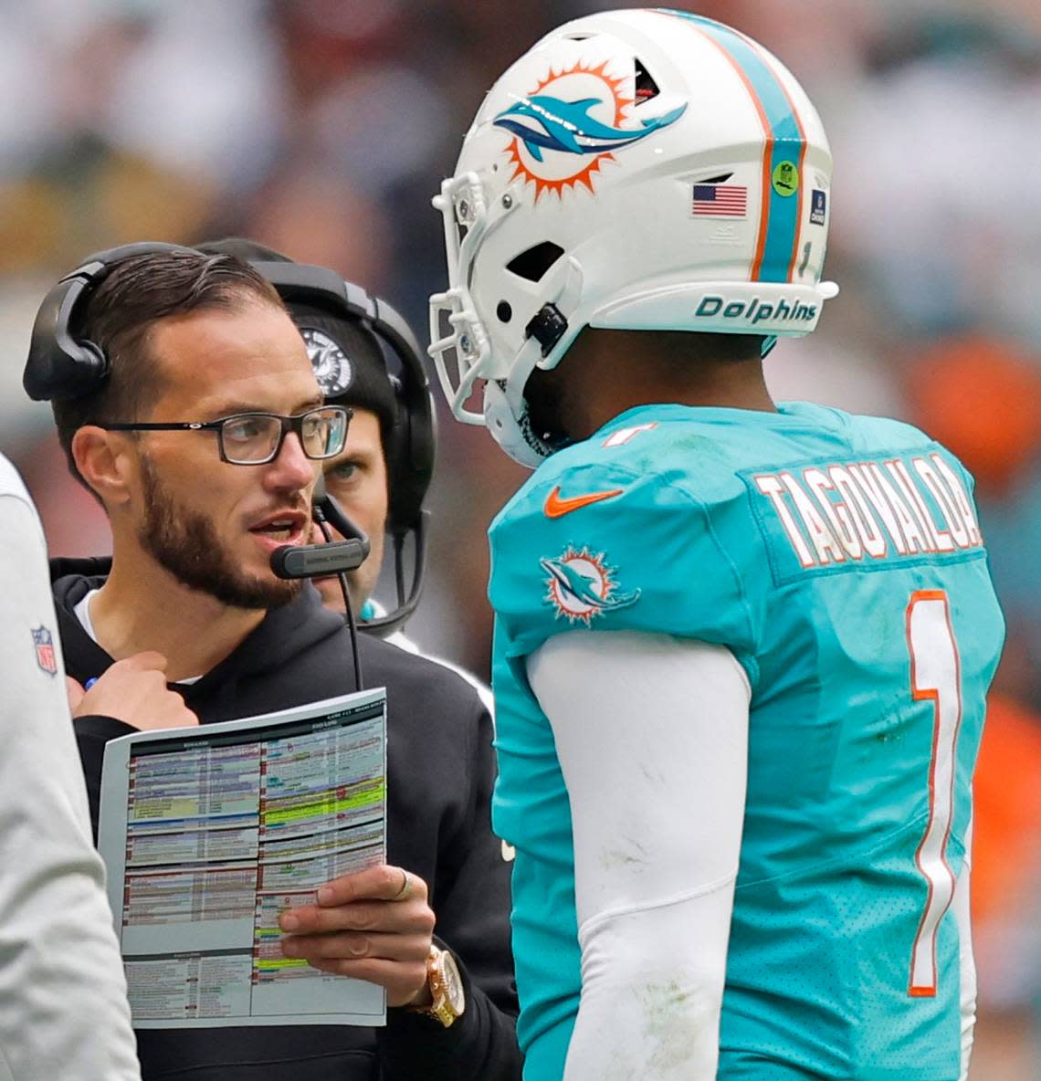 Miami Dolphins head coach Mike McDaniel talks with Miami Dolphins quarterback Tua Tagovailoa (1) in the second quarter during the game against the Green Bay Packers at Hard Rock Stadium in Miami Gardens, Florida on Sunday, December 25, 2022. Al Diaz/adiaz@miamiherald.com