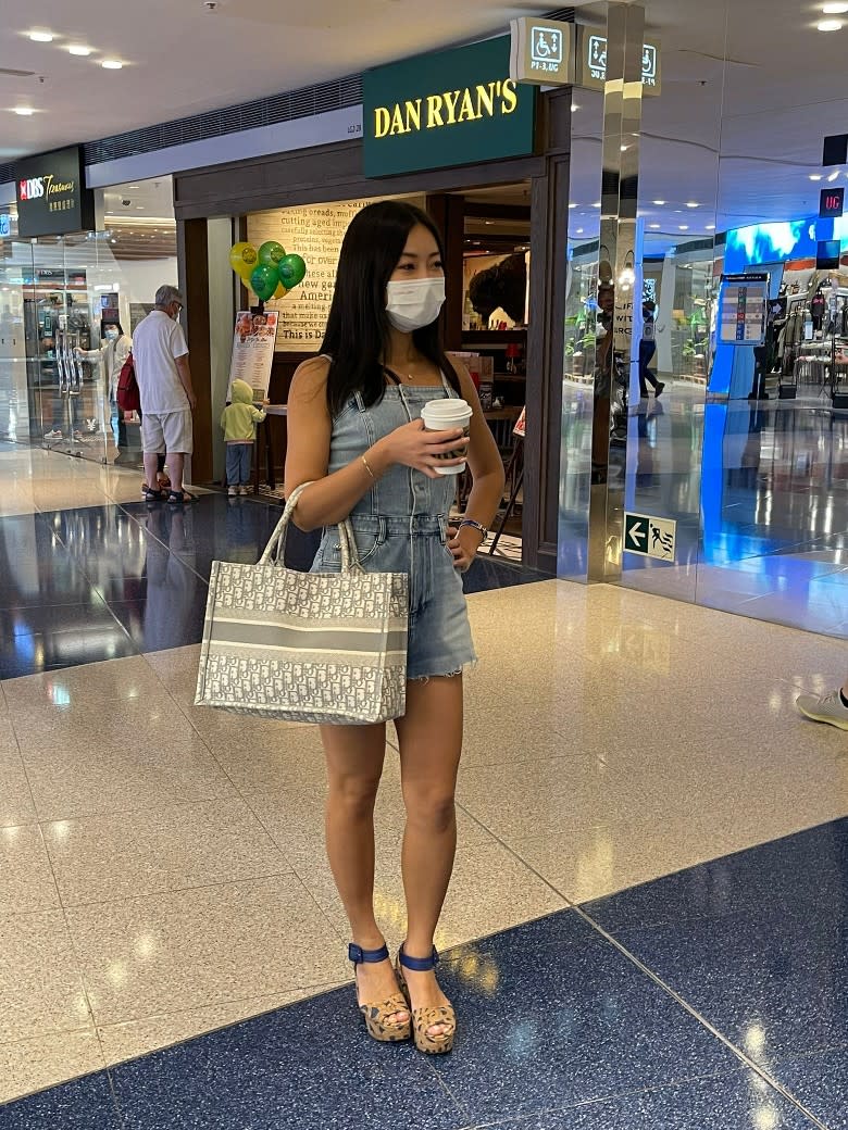 Overseas beauty Chen Ruiling returned to Hong Kong from the UK, pointing out that Hong Kong's climate is relatively hot and difficult to adapt to.



