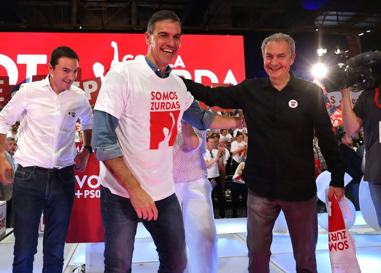 El presidente español, Pedro Sánchez, junto al expresidente José Luis Zapatero, en el acto de cierre de campaña en Madrid 