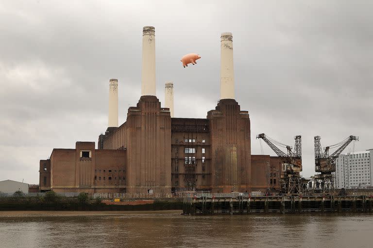 El Cerdo Volador en una recreación de la tapa de "Animals", Inglaterra, 2011.