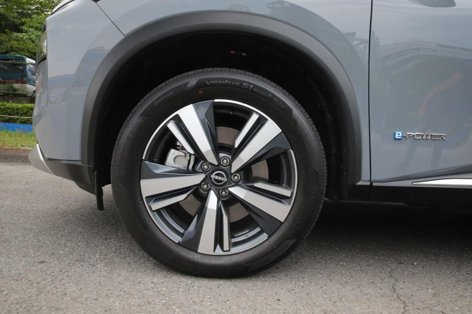 引進車型配胎尺碼為235/55R19，五輻雙色輪圈帶有近來流行的寬板低風阻設計思維。