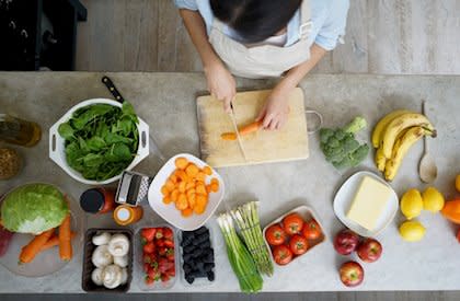 Diversas investigaciones aseguran que la dieta tiene un papel en la disminución del deterioro cognitivo (Foto: Getty)