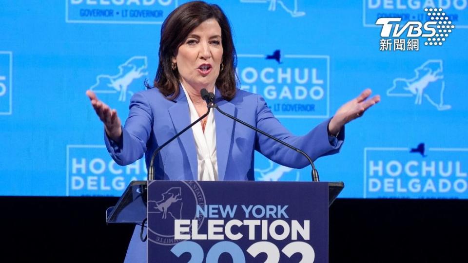 民主黨籍現任紐約州長霍楚（Kathy Hochul），擊敗共和黨籍對手李修頓（Lee Zeldin），成為紐約州「首位女性民選州長」。（圖／達志影像美聯社）