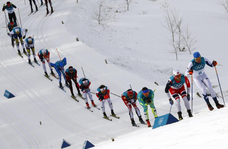 <p>Iivo Niskanen of Finland leads the pack. REUTERS/Kai Pfaffenbach </p>