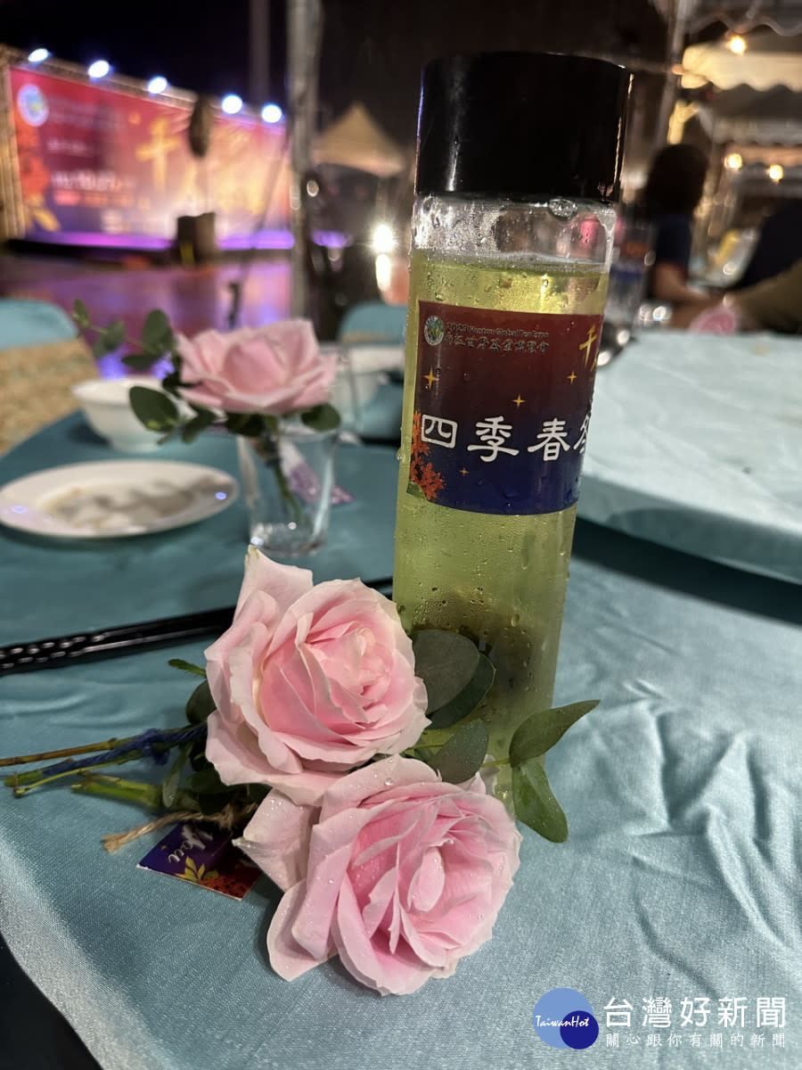 茶宴中端出四季春冬片茶與台灣紅茶茶飲。（記者扶小萍攝）