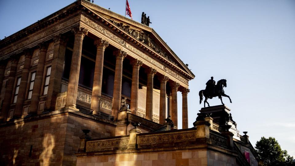 Auch in der Alten Nationalgalerie sind Objekte mit einer Flüssigkeit beschädigt worden.