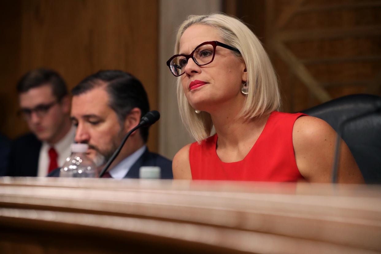 La senadora Kyrsten Sinema interroga a los testigos durante una audiencia en el edificio de oficinas del Senado Dirksen en Capitol Hill el 14 de mayo de 2019 en Washington, DC. (Getty Images)