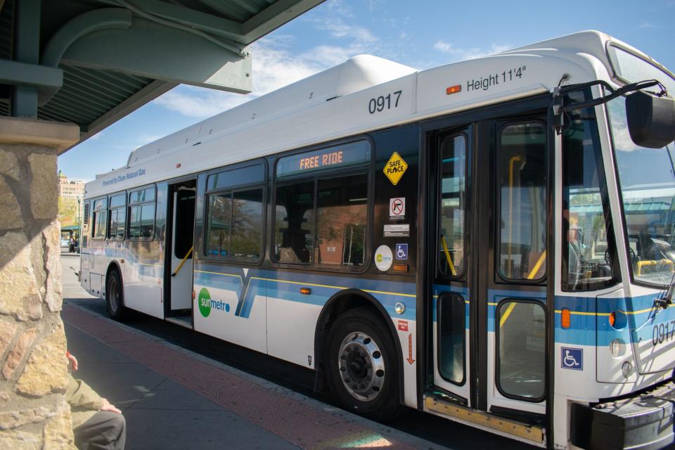 A Sun Metro bus at the Downtown Santa Fe Terminal remains with its front doors closed and announces the free rides for all passengers.