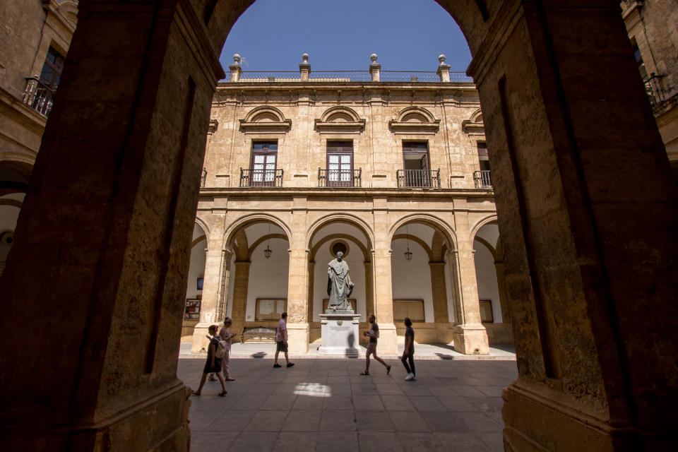 Estudiantes paseando por el patio interior del Rectorado de la Universidad de Sevilla. Foto: Getty Images. 