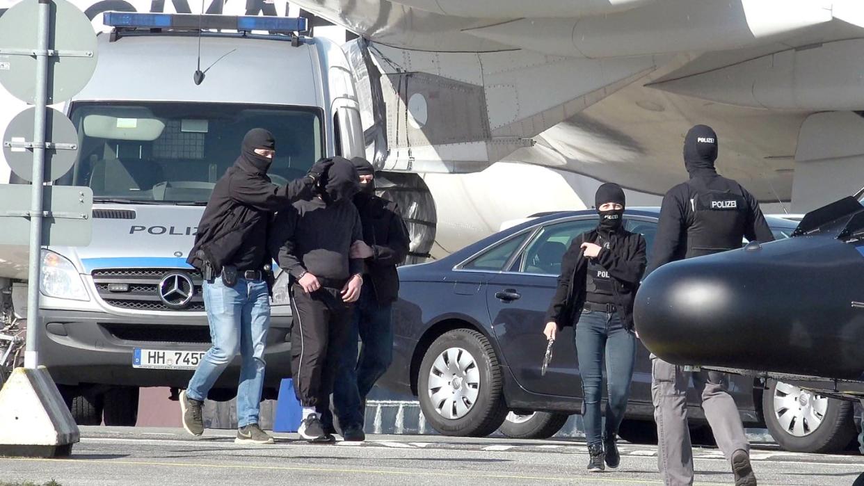 Ein mutmaßliches IS-Mitglied wurde in Hamburg festgenommen. Mit einem Hubschrauber der Bundespolizei soll der Verdächtige zu Ermittlungsrichtern vom BGH geflogen werden. Foto: Bodo Marks