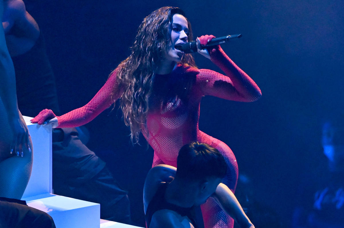 Anitta Performs The Hit Envolver And Teaches A Master Class In Twerking At The Vmas Nj