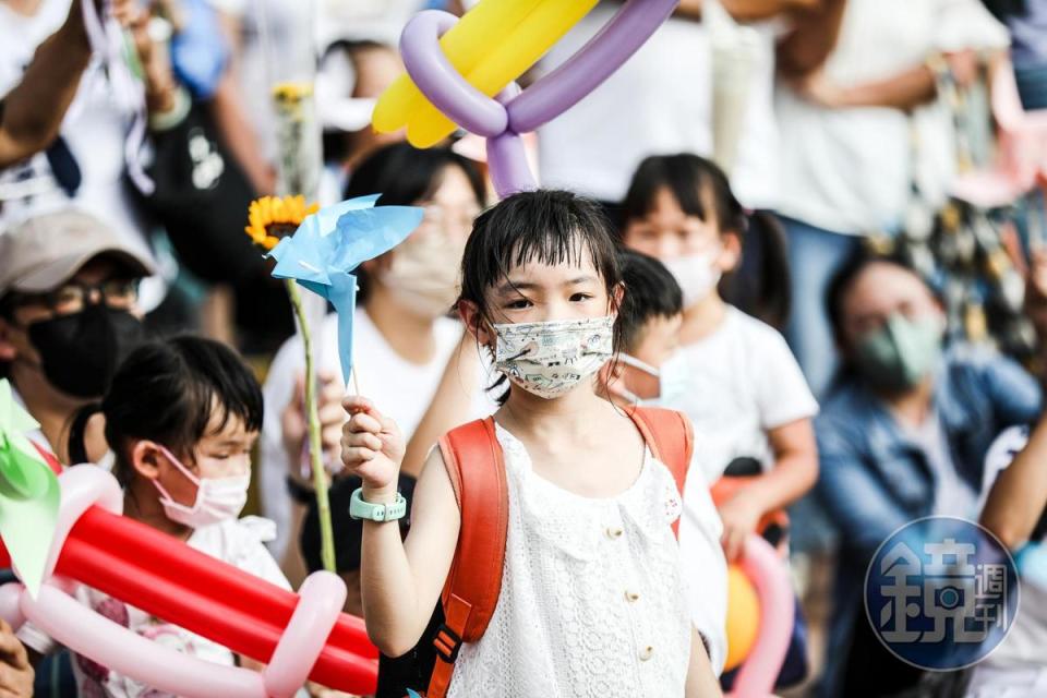 許多家長帶著孩子到廣場高舉標語，希望市府不要毒害孩子。