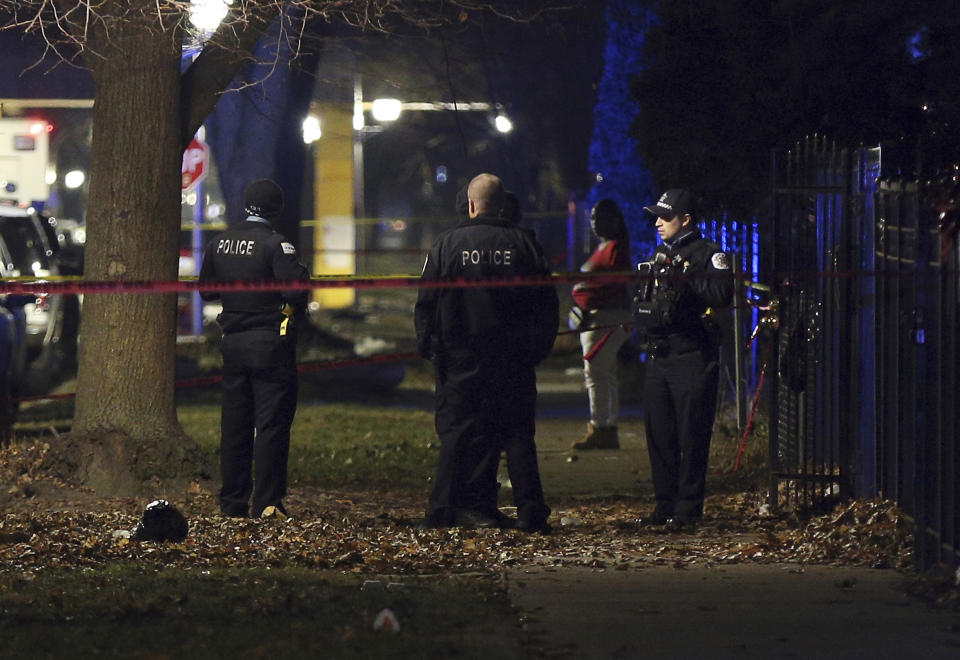 Policías de Chicago vigilan el lugar donde ocurrió un tiroteo en el South Side de la ciudad, el domingo 22 de diciembre de 2019. Trece personas resultaron heridas, cuatro de ellas de extrema gravedad. (Terrence Antonio James/Chicago Tribune vía AP)