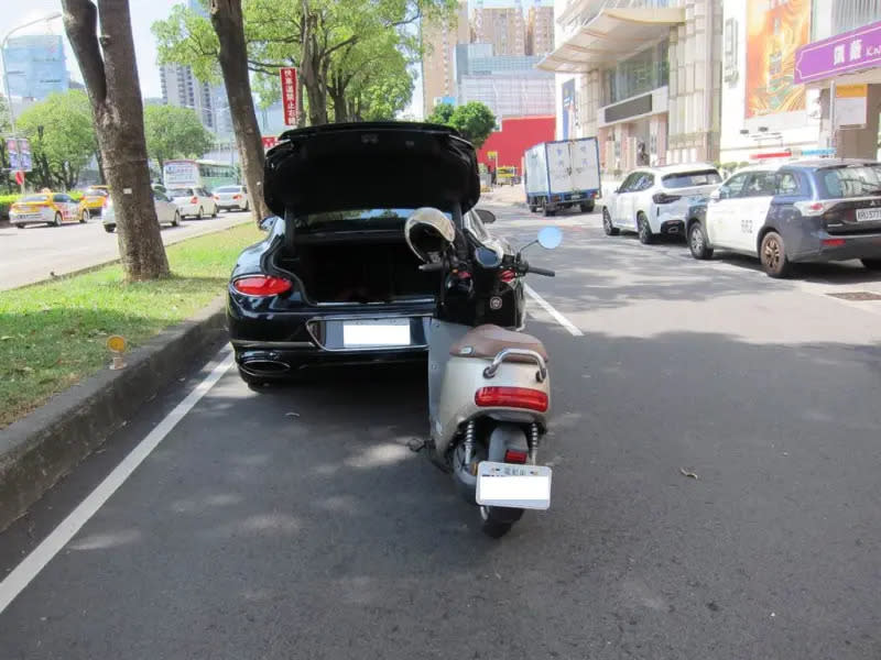 ▲陳女意外追撞前方賓利車車尾。（圖／翻攝照片）