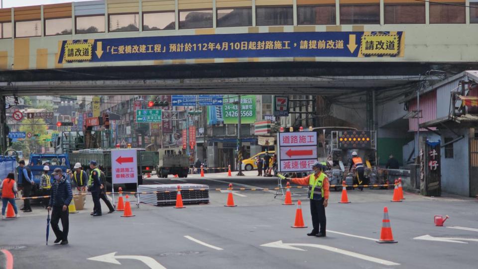 基隆市仁愛橋（圖）啟用至今已40餘年，不僅鋼筋鏽蝕且混凝土剝落，市府10日上午10時起封閉重建，工程預估民國113年2月初完工。（中央社）
