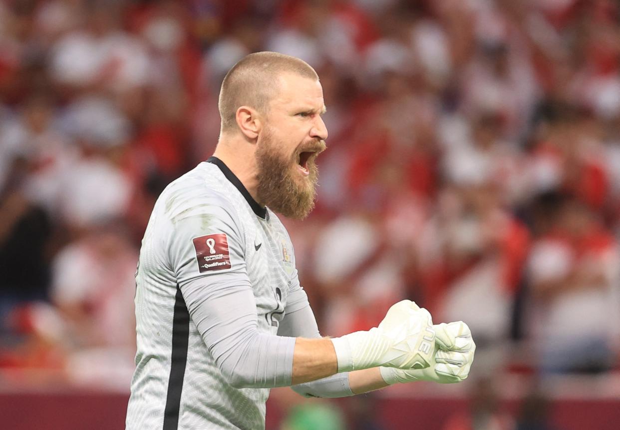 El arquero australiano Andrew Redmayne celebra tras detener el penalti que los clasificó al Mundial de Fútbol de Qatar 2022. (Foto: REUTERS/Mohammed Dabbous)