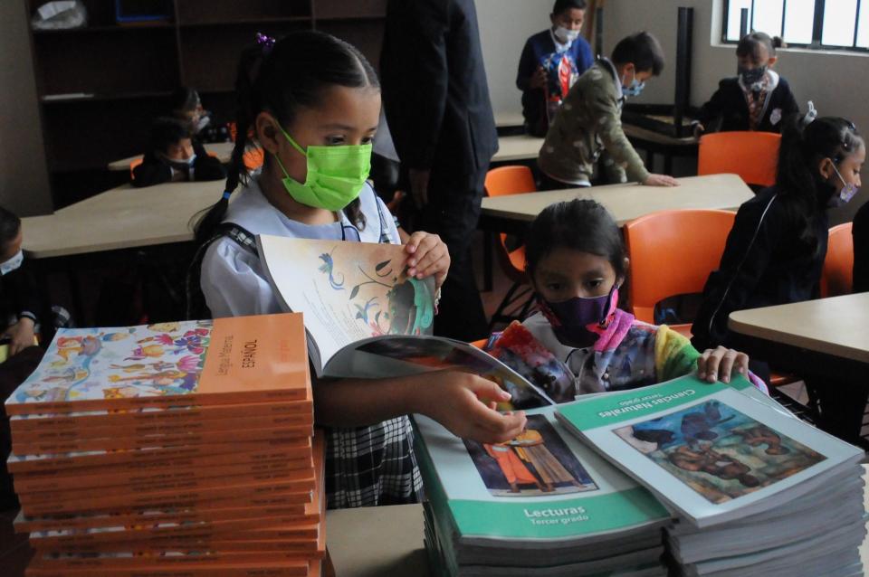 Dos alumnas revisan sus nuevos libros de texto de la SEP. FOTO: DANIEL AUGUSTO /CUARTOSCURO.COM