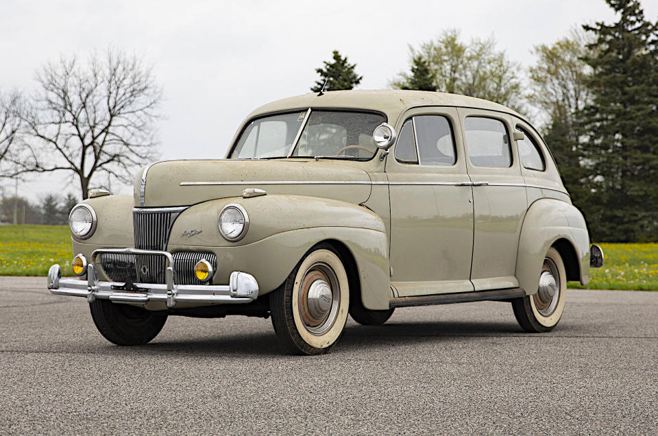 <p>Comme pour beaucoup d'autres voitures de l'époque, la production de la Ford 1941 a été interrompue par la Seconde Guerre mondiale. Il est impossible de dire quel aurait été son succès sans cela, mais il est certain qu'elle représentait une avancée considérable par rapport à la gamme 37, avec un <strong>châssis plus rigide</strong>, un <strong>empattement plus long</strong>, une carrosserie plus large et beaucoup plus d'espace pour les passagers et les bagages.</p><p>Le V8 Flathead a bien sûr été conservé, mais la version 2,2 litres a été abandonnée au profit d'un nouveau six cylindres en ligne de <strong>3,7 litres</strong>, le premier moteur Ford de cette conception depuis plusieurs décennies.</p><p>(<strong>PHOTO </strong>: Super DeLuxe Sedan)</p>