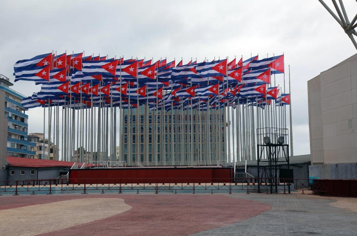 Decenas de banderas de Cuba ante la Embajada de Estados Unidos en el país caribeño. <a href="https://www.shutterstock.com/es/image-photo/flag-republic-cuba-hoisted-front-american-1139271302" rel="nofollow noopener" target="_blank" data-ylk="slk:Shutterstock / Luca Querzoli;elm:context_link;itc:0;sec:content-canvas" class="link ">Shutterstock / Luca Querzoli</a>