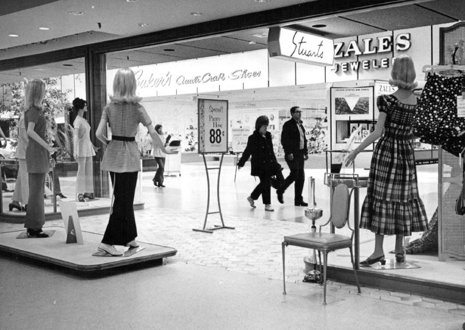 Compradores en el centro comercial Northglenn Mall de Northglenn, Colorado, en marzo de 1971. (Crédito: Bill Peters/The Denver Post vía Getty Images)