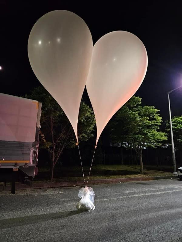 北韓空飄氣球降落在韓國京畿道龍仁市處仁區的一個農田裡。    （圖／韓國聯合參謀本部）