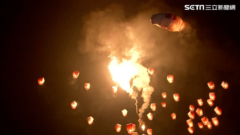 天燈在空中相撞起火。