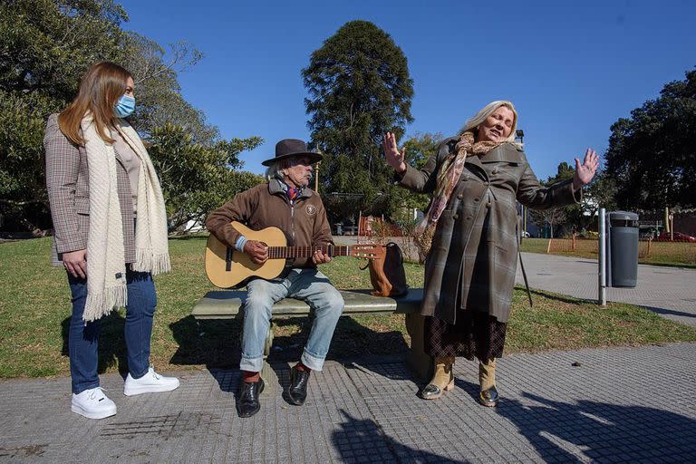 María Eugenia Vidal y Elisa Carrió junto a un payador