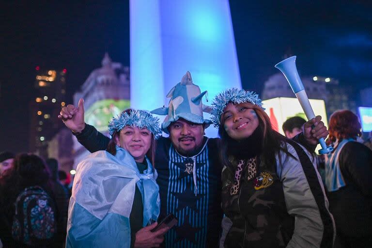 A pesar del frio y las altas horas de la madrugada, cientos de hinchas se acercaron al Obelisco a festejar el triunfo de la selección