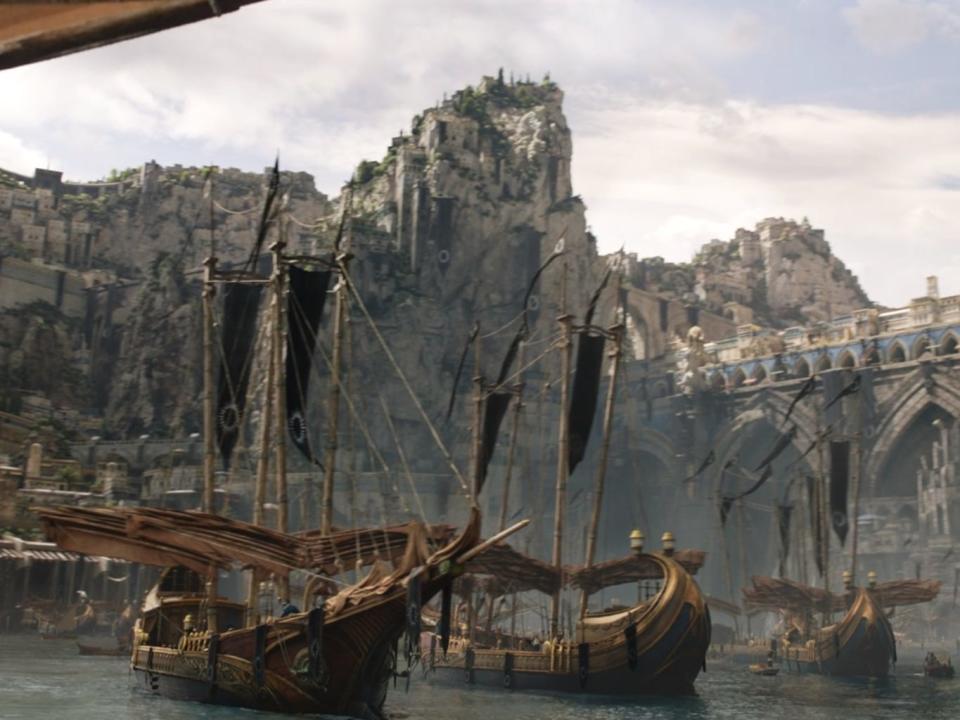 Black flags hanging across the city of Númenor and its ships