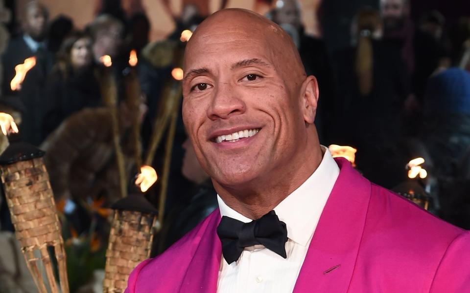 Ein Fels von einem Mann wie Dwayne "The Rock" Johnson haut nichts um? Mitnichten! Der Hollywood-Superstar, seine Frau und seine beiden Kinder infizierten sich mit COVID-19. Es sei eine "harte Zeit" gewesen, erklärte der Schauspieler später. (Bild: Eamonn M. McCormack/Getty Images for Sony)