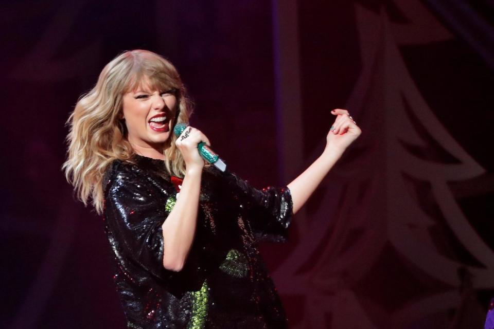 Taylor Swift Instagram post in support of Democrats 'prompts spike in voter registration'