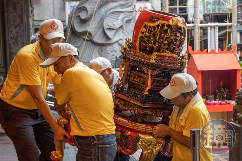 姓氏斗燈就是各姓宗親會的元神燈，結構共有天、地、人3座。