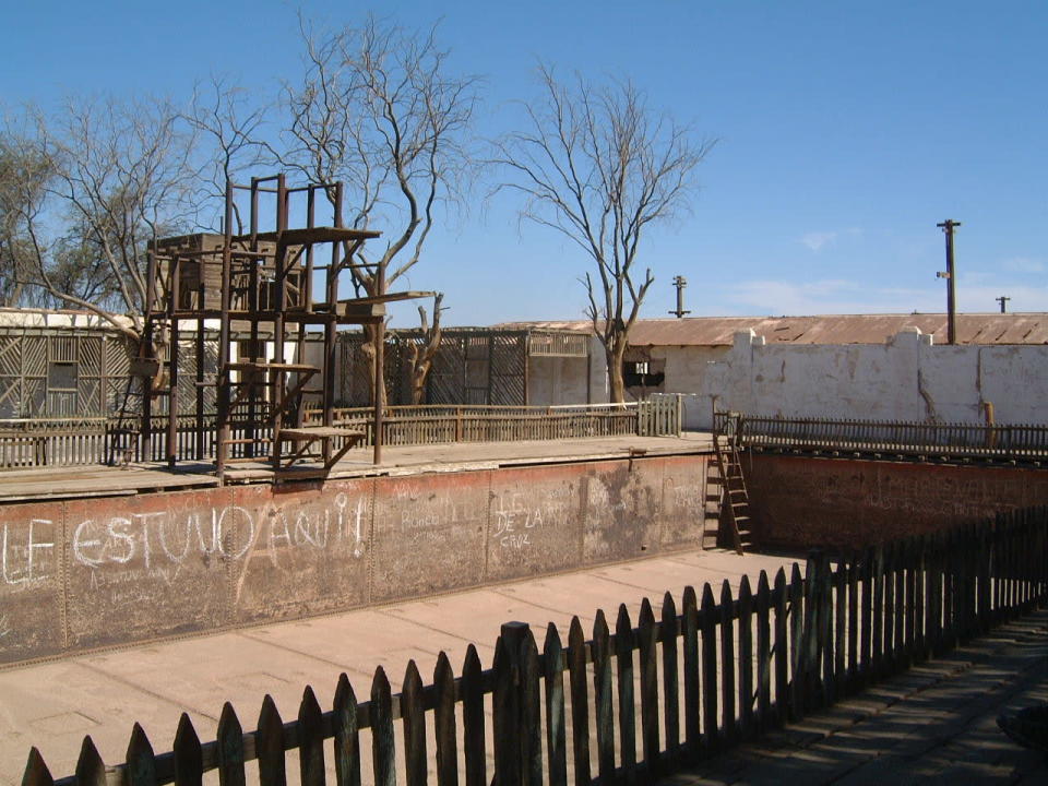 HUMBERSTONE (CHILE). Ubicada en el norte de Chile, en la región de Tarapacá, fue una de las ciudades más importantes en el auge minero de este país en el siglo XIX. Desde el 2005 es patrimonio histórico de la UNESCO y aún están de pie las casas de los antiguos mineros, el teatro y el hotel, unidos por polvorientas calles bajo un sol abrasador. Hermann Luyken/Wikimedia.Commons