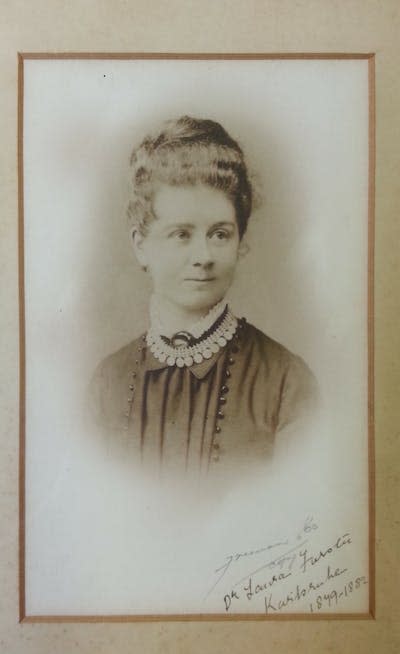 Retrato de Laura Forster a la edad de 21 años. Wikipedia