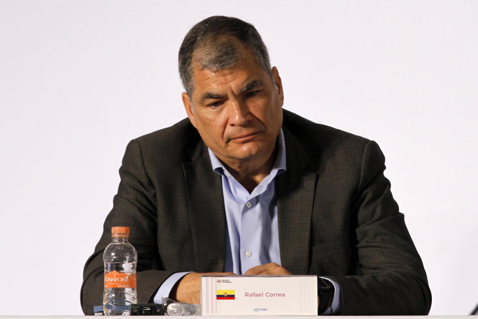 <p>Rafael Correa no ha sido detenido, pero sí requerido por la justicia de su país, Ecuador, que le condenó a ocho años de prisión por otorgar contratos en infraestructuras a cambio de aportaciones a las campañas electorales de su partido. El expresidente reside en Bélgica, país que le concedió asilo político. (Foto: Luis Barron / Eyepix Group / Barcroft Media / Getty Images).</p> 