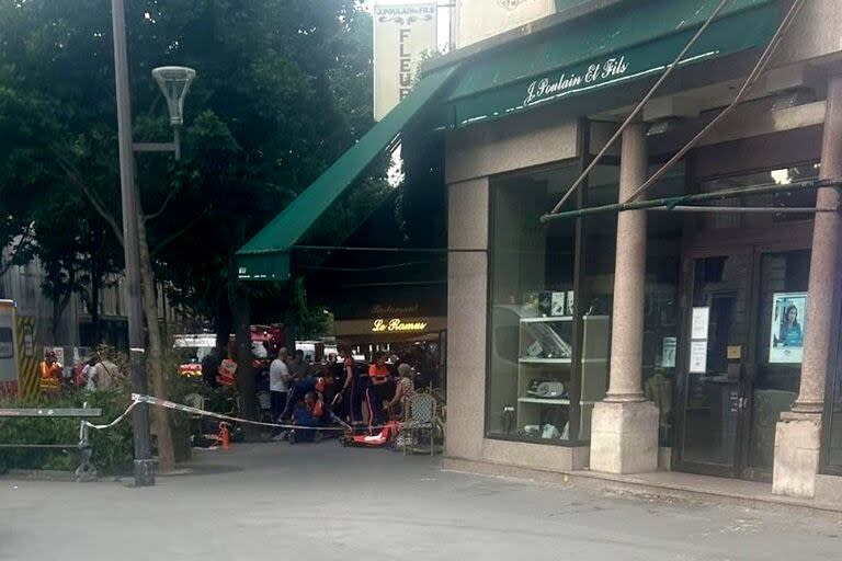 Los momentos posteriores a que un conductor chocase contra un restaurante en Paris, arrollando a varias personas en el proceso