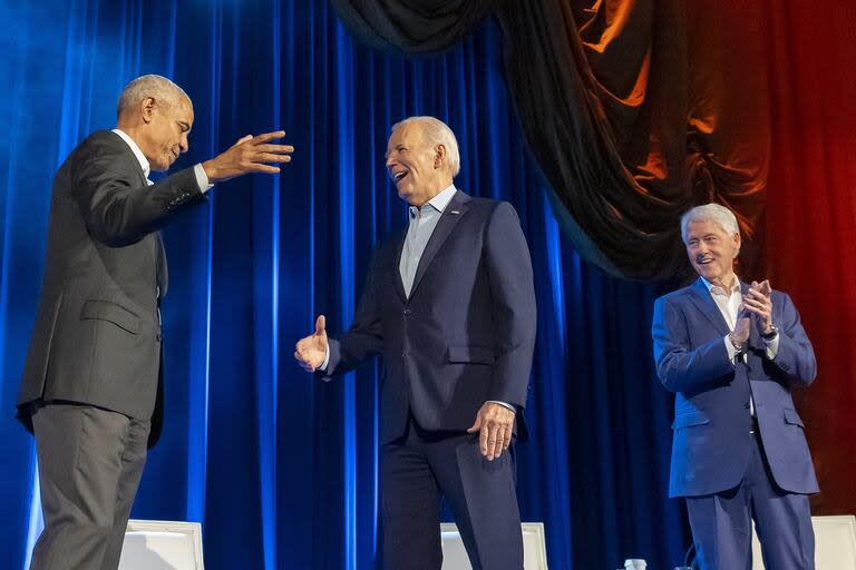 Barack Obama, Joe Biden y Bill Clinton, en un evento de campaña el 28 de marzo de 2024, en Nueva York. (AP/Alex Brandon)