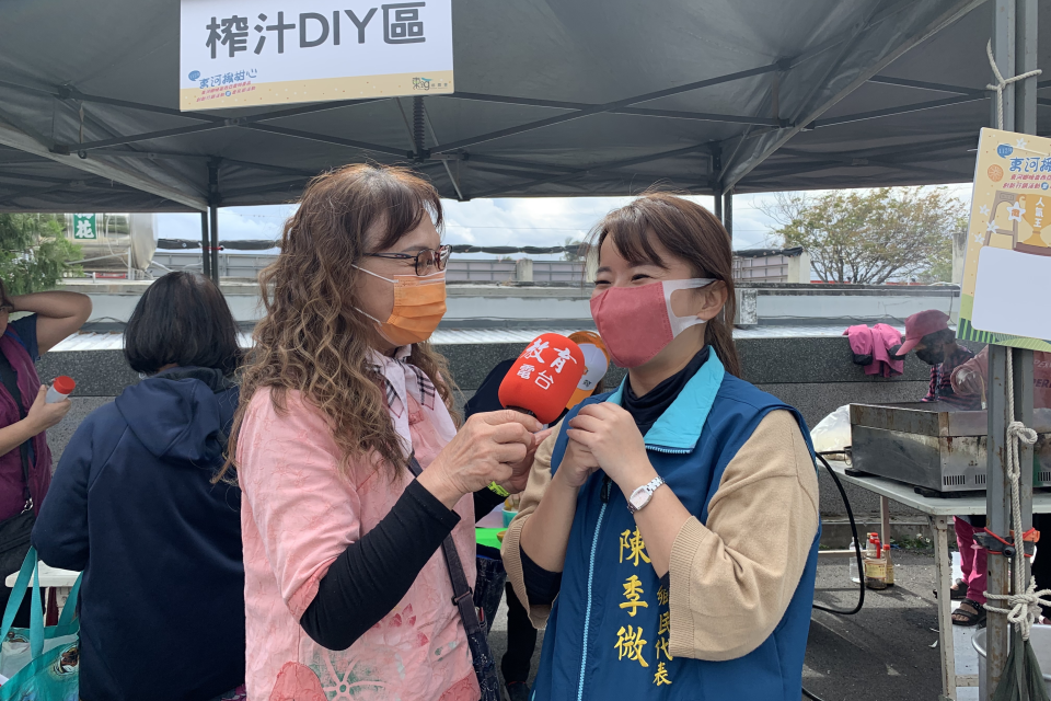 東河鄉鄉民代表陳季微呼籲民眾多多選購在地農產