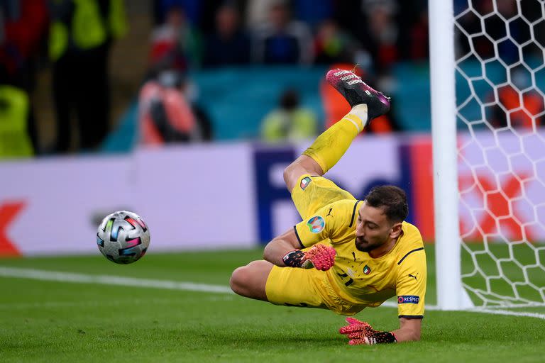 Gianluigi Donnarumma ataja el penal de Morata, clave en la definición que Italia le ganó a España en la última Eurocopa