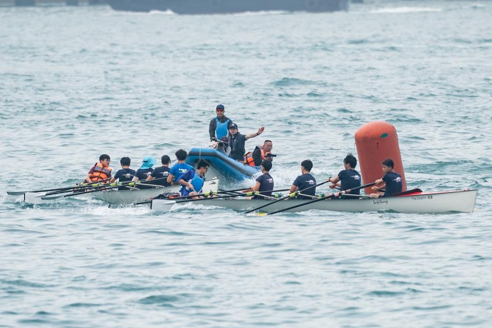 「維港賽艇賽」以香港遊艇會對出銅鑼灣海域為起點，西行划往香港會議展覽中心，繞過浮標後返回起點，賽道總長630米，是短距離賽事。