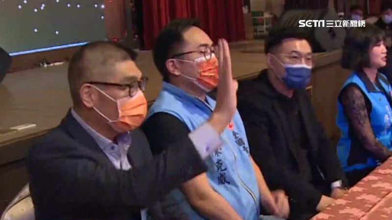 連勝文和江啟臣同台卻沒什麼互動。