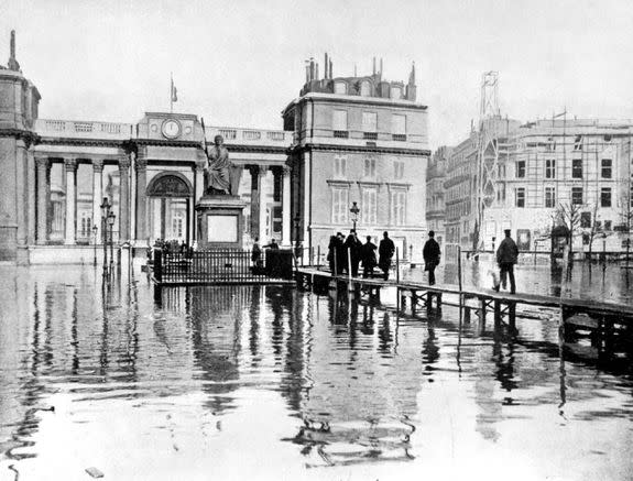 Floods in Paris, footbridge in front of the main courtyard of the Palais Bourbon, January 1910.