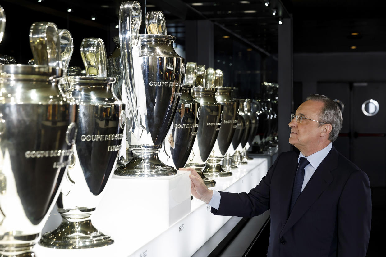 Florentino Pérez, delante de los trofeos de Champions League del Real Madrid. | Foto: Getty