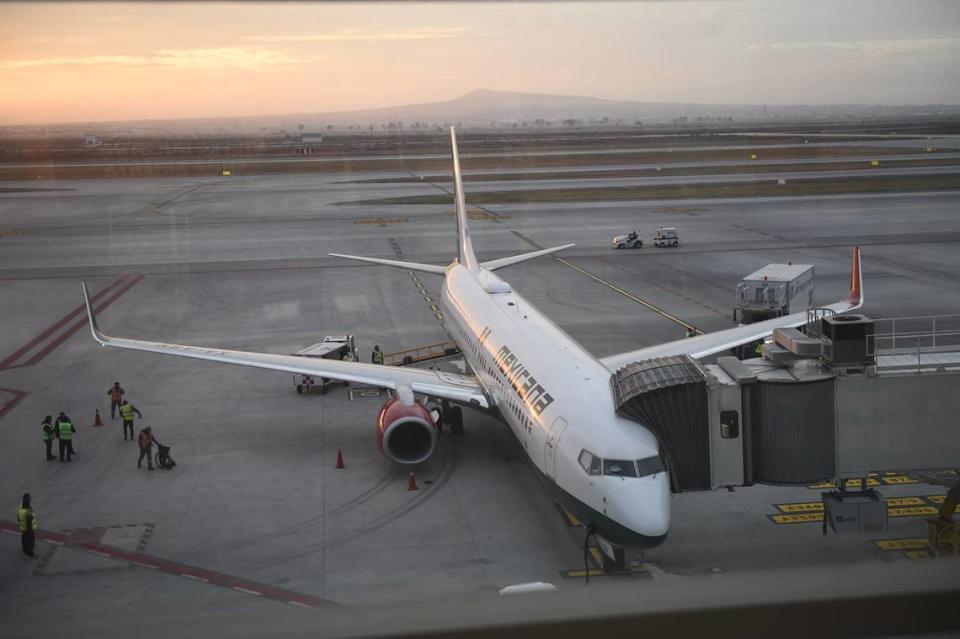 Fotografía de un avión de la compañía Mexicana de Aviación que reanudó sus vuelos el 26 de diciembre de 2023.