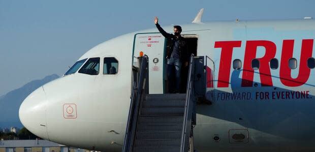 Liberal Leader Justin Trudeau arrives in Vancouver, B.C., on Tuesday, Aug. 24, 2021. (Sean Kilpatrick/The Canadian Press - image credit)