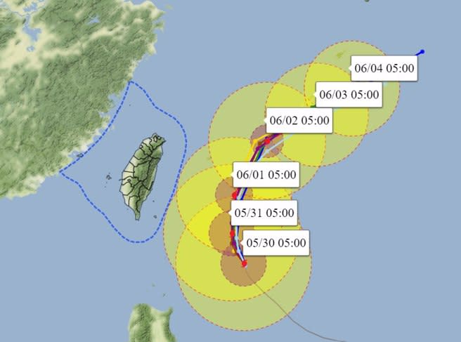 周四（1日）颱風將逐漸向東北轉移、遠離台灣，桃竹苗、大台北轉為迎風面平地有部分降雨，山區的降雨情況將持續。預計周五至周末颱風進一步遠離。(翻攝自彭啟明臉書)