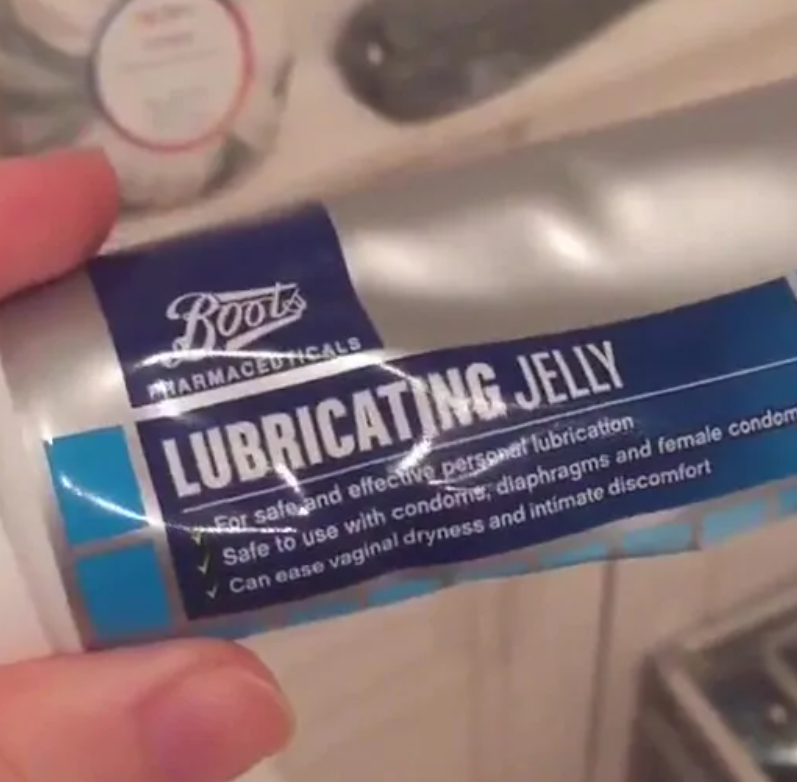 Die vermeintliche Zahnpasta entpuppte sich als Gleitcreme. (Screenshot: tiktok.com/@primrosejorgensen)