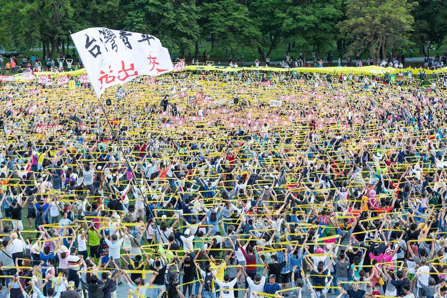 罷韓團體今天發動「三山666罷韓演習」鳳山場，遊行隊伍最後在衛武營戶外草地集結。（袁庭堯攝）